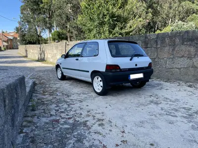 Renault Clio 1993 - 3900 EUR, 283000 km - AUTO.MOTO.pt - 283000km - foto 13 de 39