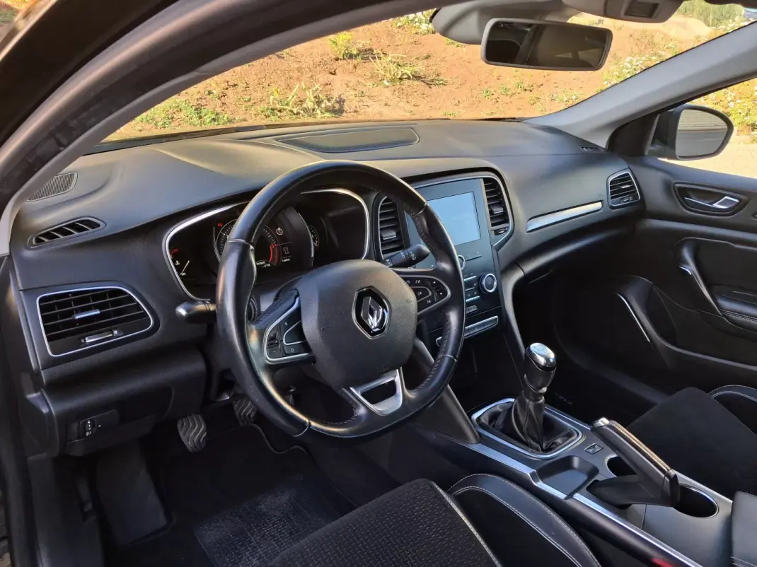 Renault Mégane Sport Tourer 2017 - 11500 EUR, 150000 km - AUTO.MOTO.pt - 150000km - foto 10 de 20
