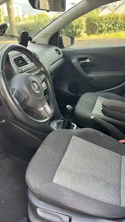 Volkswagen Polo 2012 - 4500 EUR, 212000 km - AUTO.MOTO.pt - 212000km - foto 7 de 9