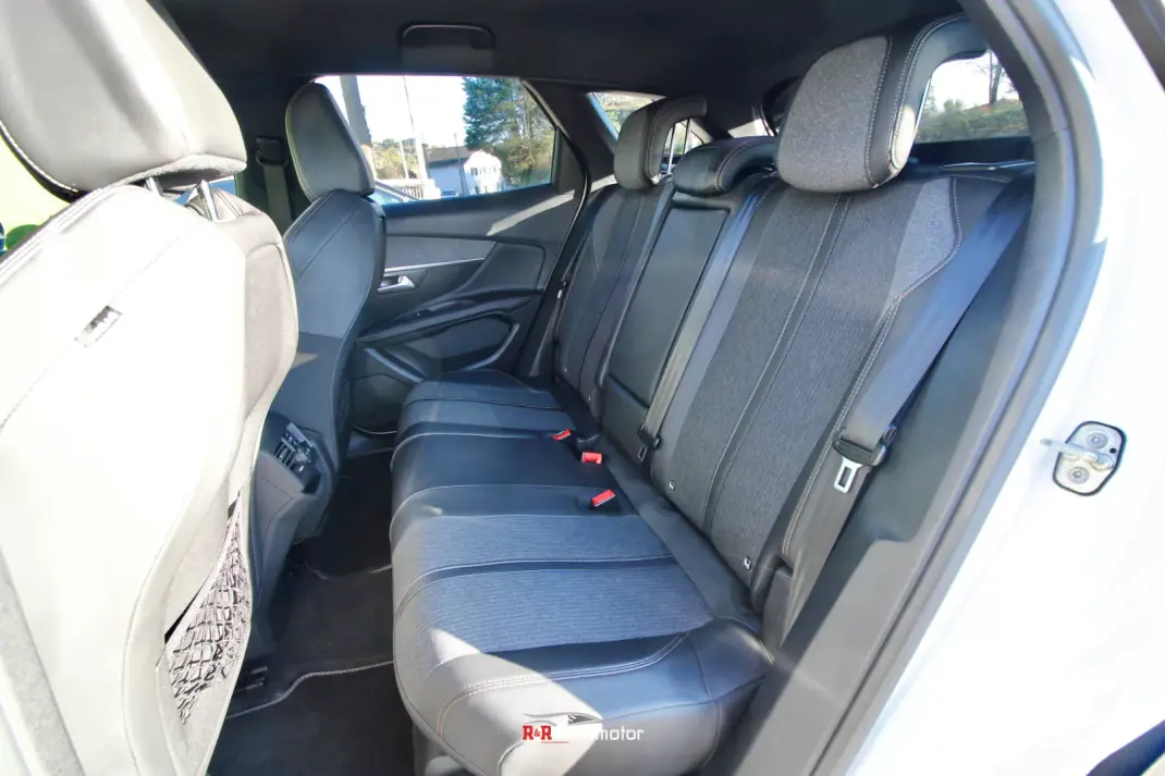 Peugeot 3008 2017 - 21500 EUR, 110000 km - AUTO.MOTO.pt - 110000km - foto 16 de 34