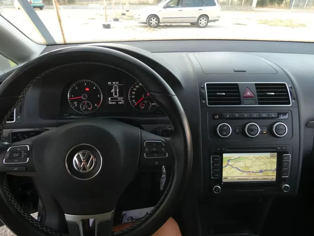 Volkswagen Touran 2012 - 16999 EUR, 182000 km - AUTO.MOTO.pt - 182000km - foto 13 de 28