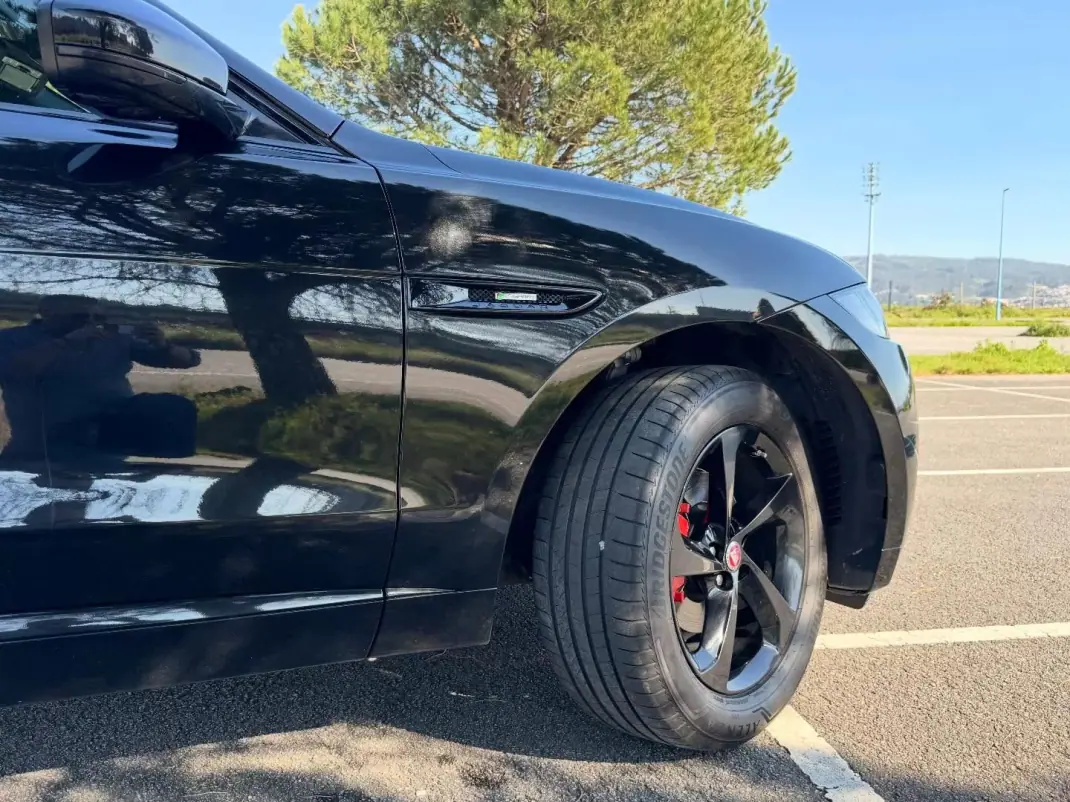 Jaguar F-Pace 2017 - 24950 EUR, 177000 km - AUTO.MOTO.pt - 177000km - foto 3 de 15