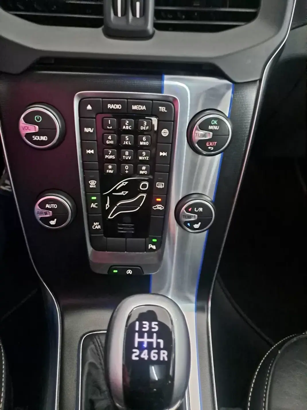 Volvo V40 2015 - 12990 EUR, 179950 km - AUTO.MOTO.pt - 179950km - foto 17 de 29