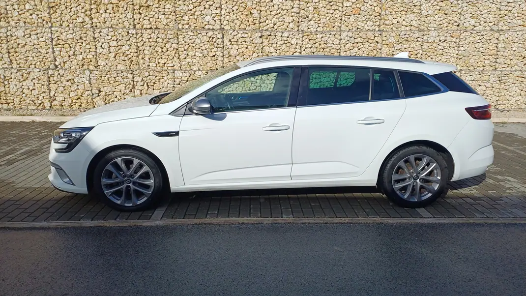 Renault Mégane 2018 - 12000 EUR, 124500 km - AUTO.MOTO.pt - 124500km - foto 7 de 17