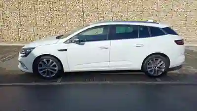 Renault Mégane 2018 - 12000 EUR, 124500 km - AUTO.MOTO.pt - 124500km - foto 7 de 17