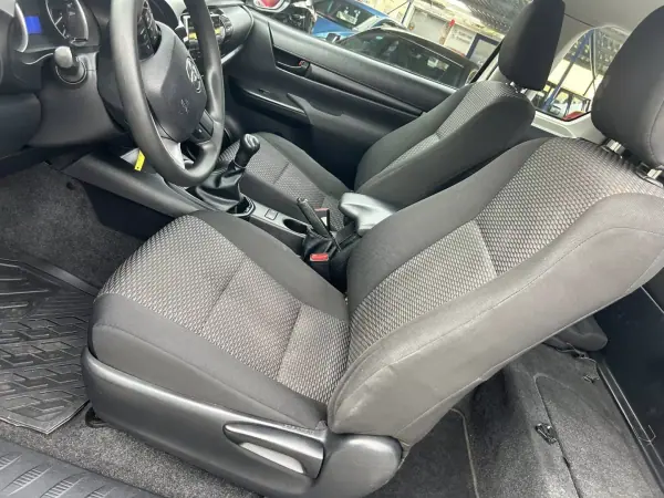 Toyota Hilux 2018 - 29999 EUR, 257000 km - AUTO.MOTO.pt - 257000km - foto 11 de 13
