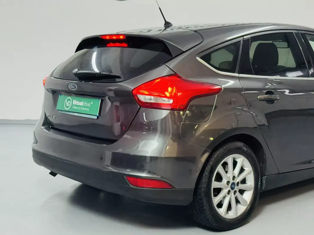 Ford Focus 2015 - 9750 EUR, 182000 km - AUTO.MOTO.pt - 182000km - foto 7 de 49