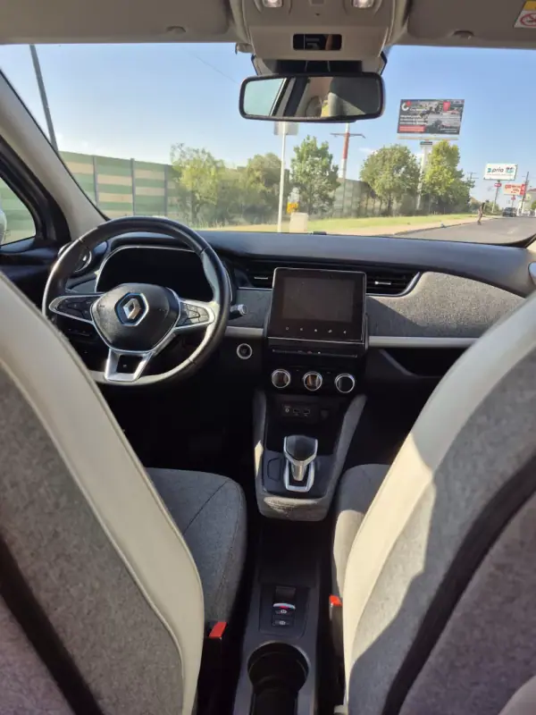 Renault Zoe 2020 - 12750 EUR, 133250 km - AUTO.MOTO.pt - 133250km - foto 13 de 29