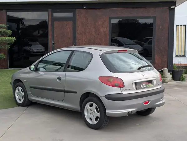 Peugeot 206 Van 1.4 HDi 2005 - 1750 EUR, 393364 km - AUTO.MOTO.pt - 393364km - foto 10 de 16