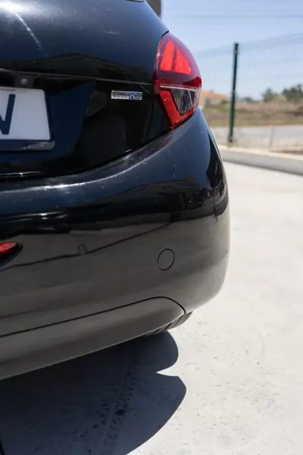 Peugeot 208 2015 - 9990 EUR, 152900 km - AUTO.MOTO.pt - 152900km - foto 15 de 24