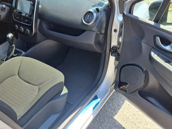 Renault Clio 2017 - 11950 EUR, 74687 km - AUTO.MOTO.pt - 74687km - foto 22 de 43