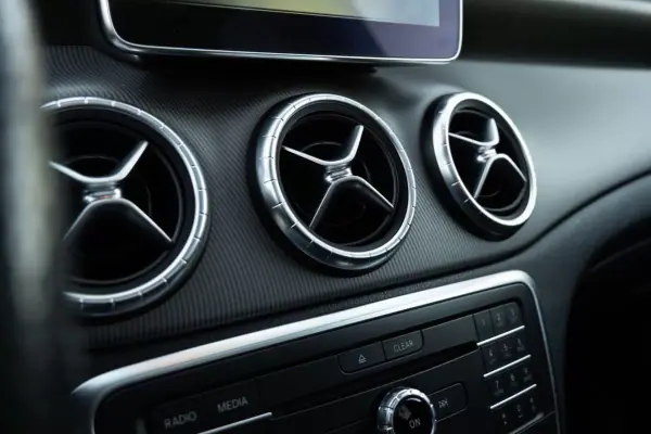 Mercedes-Benz CLA 200 2015 - 17999 EUR, 221608 km - AUTO.MOTO.pt - 221608km - foto 20 de 35