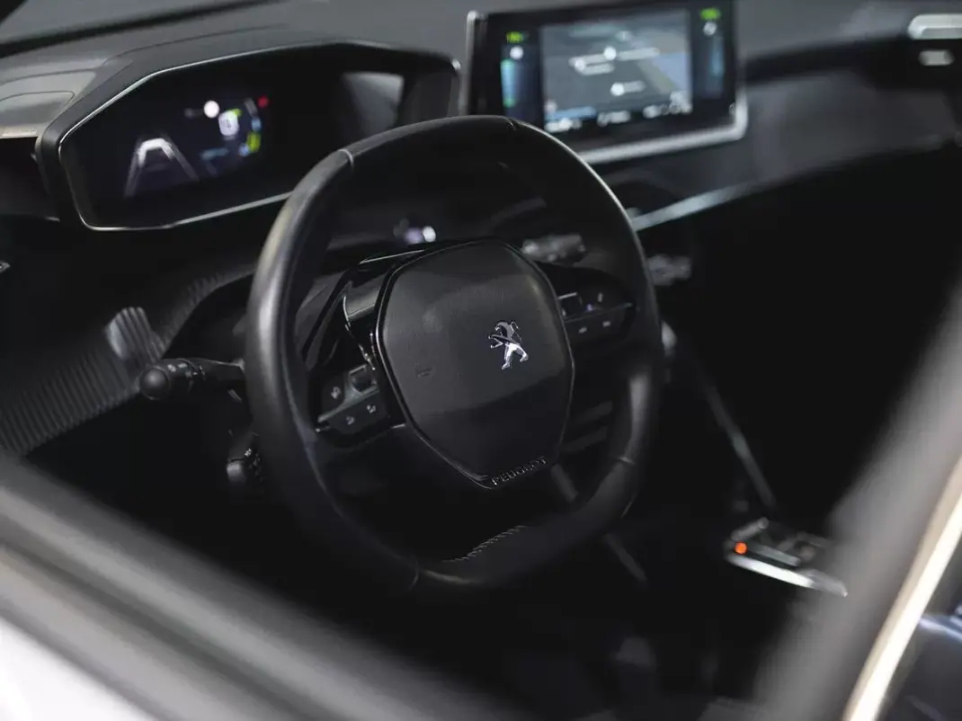 Peugeot e-2008 2023 - 20750 EUR, 50011 km - AUTO.MOTO.pt - 50011km - foto 15 de 21