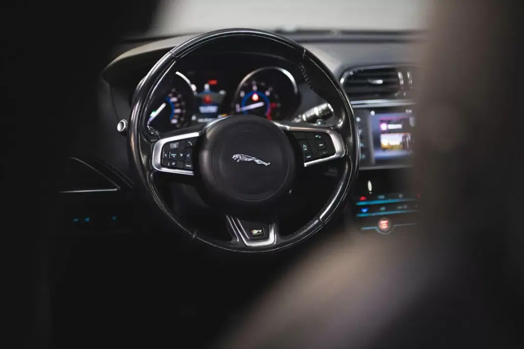 Jaguar F-Pace 2017 - 24990 EUR, 151545 km - AUTO.MOTO.pt - 151545km - foto 15 de 23