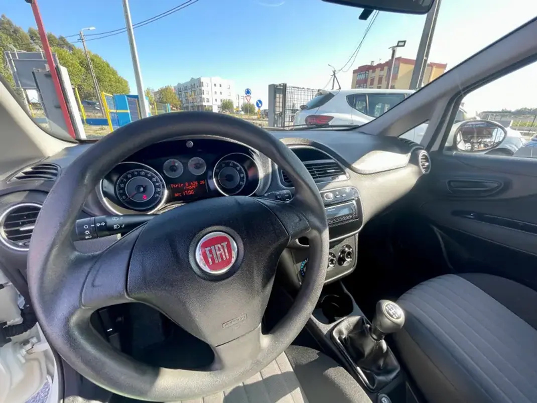 Fiat Punto 2018 - 7950 EUR, 174029 km - AUTO.MOTO.pt - 174029km - foto 17 de 24
