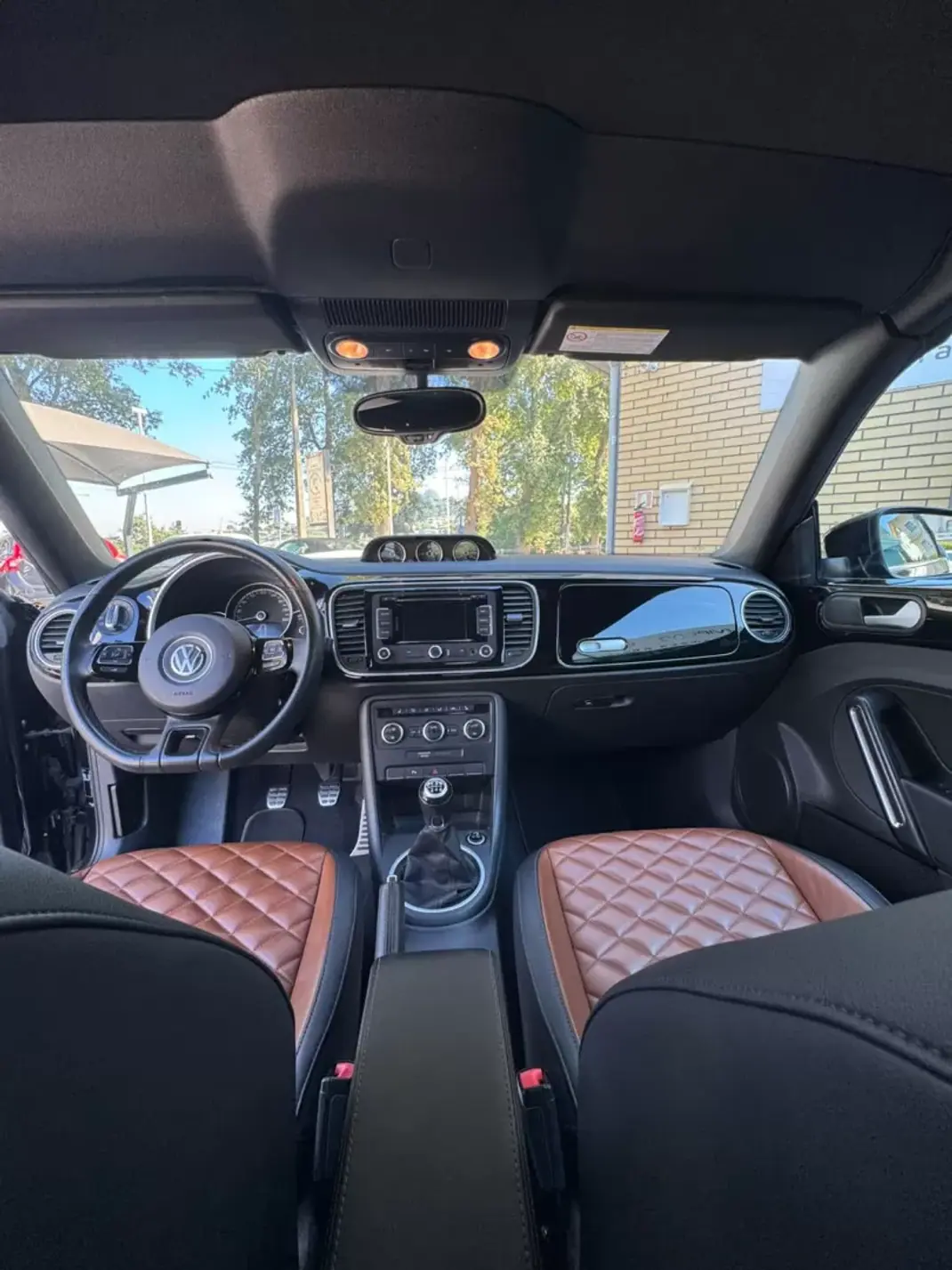 Volkswagen New Beetle Cabriolet 2014 - 27500 EUR, 99600 km - 99600km - foto 8 de 11