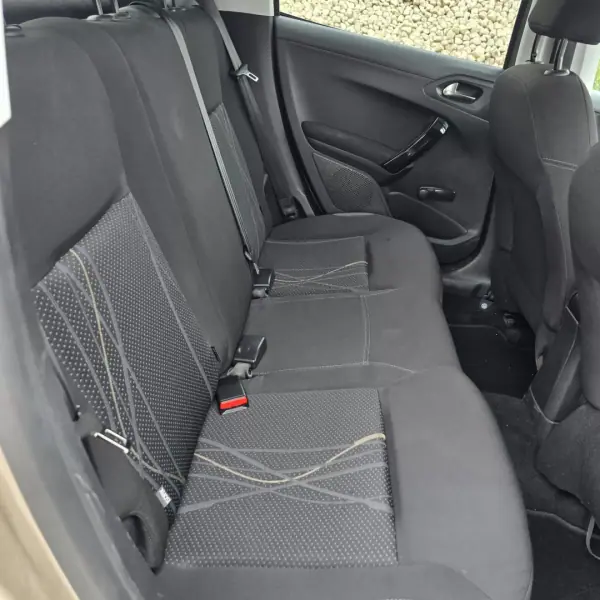 Peugeot 208 2012 - 7450 EUR, 127525 km - AUTO.MOTO.pt - 127525km - foto 13 de 16