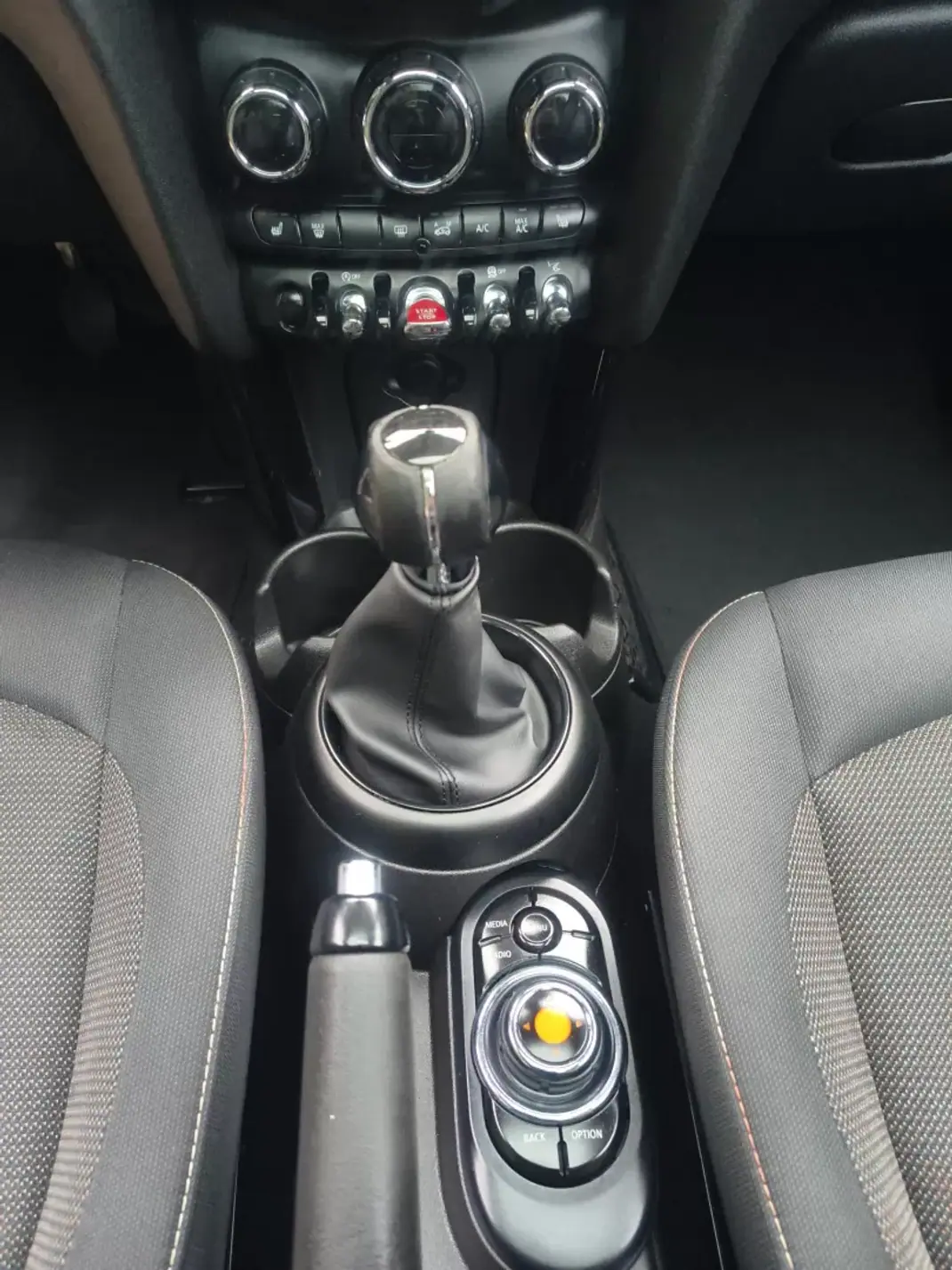MINI One 2015 - 11900 EUR, 125000 km - AUTO.MOTO.pt - 125000km - foto 20 de 35