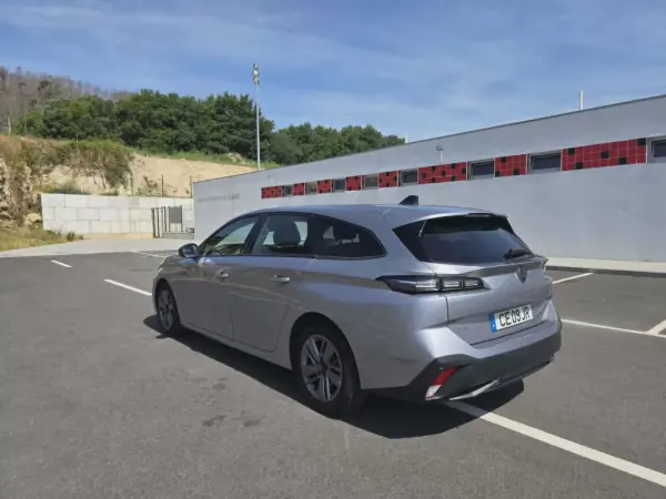 Peugeot 308 SW 2022 - 19490 EUR, 154000 km - AUTO.MOTO.pt - 154000km - foto 9 de 17