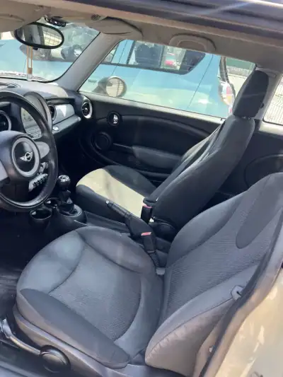MINI Cooper 2007 - 7399 EUR, 148000 km - AUTO.MOTO.pt - 148000km - foto 7 de 8