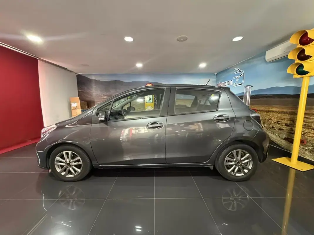 Toyota Yaris 2014 - 13500 EUR, 125000 km - AUTO.MOTO.pt - 125000km - foto 1 de 21
