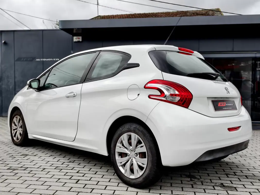 Peugeot 208 2014 - 7750 EUR, 117000 km - AUTO.MOTO.pt - 117000km - foto 7 de 16