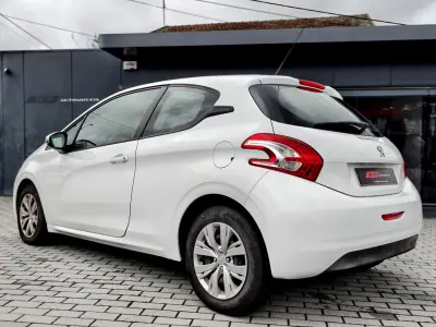 Peugeot 208 2014 - 7750 EUR, 117000 km - AUTO.MOTO.pt - 117000km - foto 7 de 16