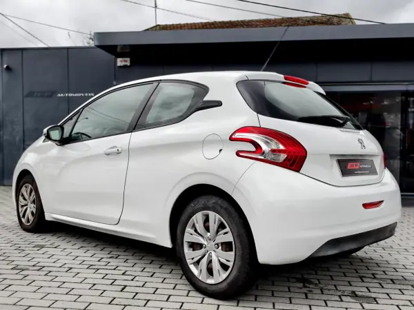 Peugeot 208 2014 - 7750 EUR, 117000 km - AUTO.MOTO.pt - 117000km - foto 7 de 16