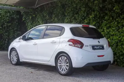 Peugeot 208 2019 - 11900 EUR, 130000 km - AUTO.MOTO.pt - 130000km - foto 10 de 16