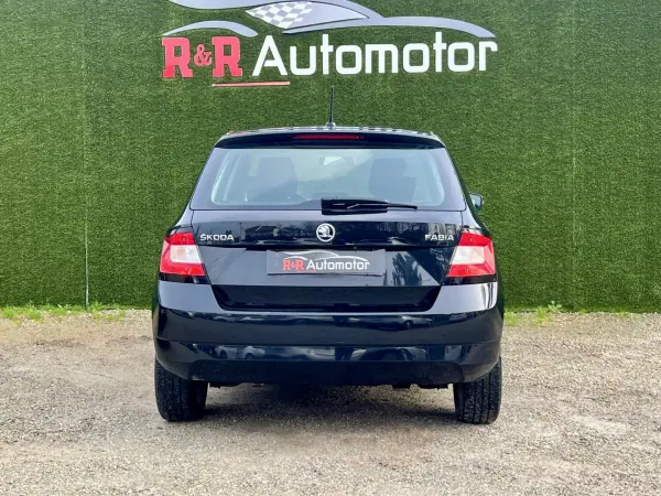 Skoda Fabia 2015 - 8900 EUR, 187000 km - AUTO.MOTO.pt - 187000km - foto 8 de 22