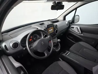 Peugeot Partner 2017 - 12490 EUR, 129000 km - AUTO.MOTO.pt - 129000km - foto 11 de 27