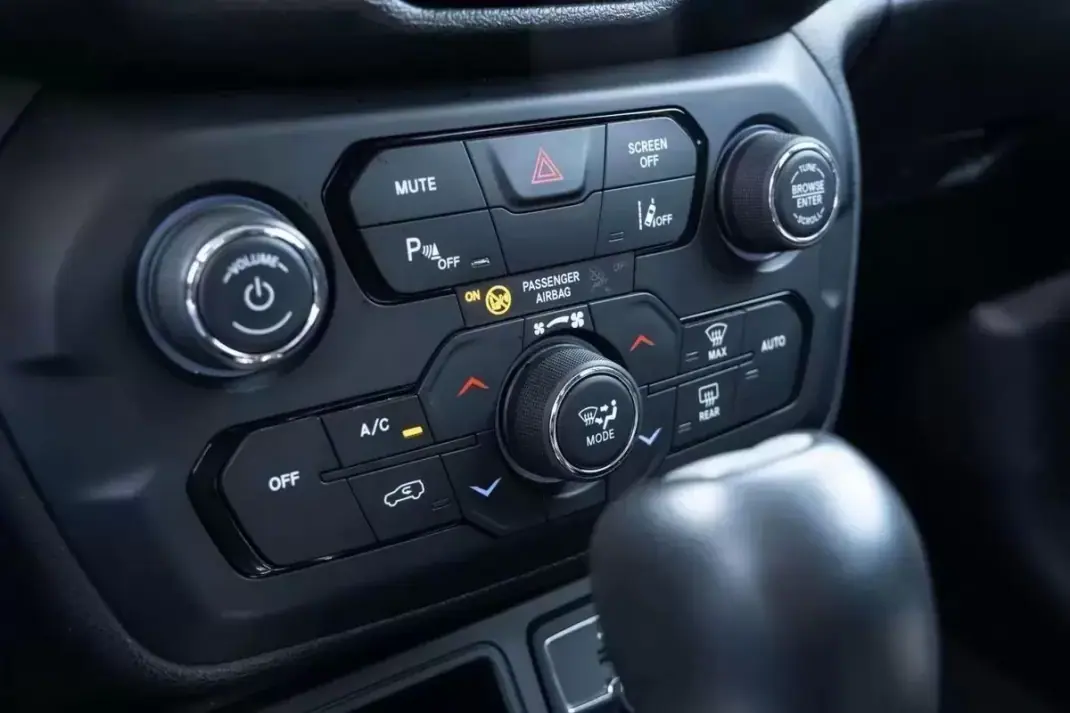 Jeep Renegade 2020 - 17600 EUR, 100000 km - AUTO.MOTO.pt - 100000km - foto 20 de 26
