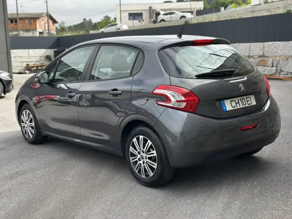 Peugeot 208 2015 - 7990 EUR, 73000 km - AUTO.MOTO.pt - 73000km - foto 9 de 51