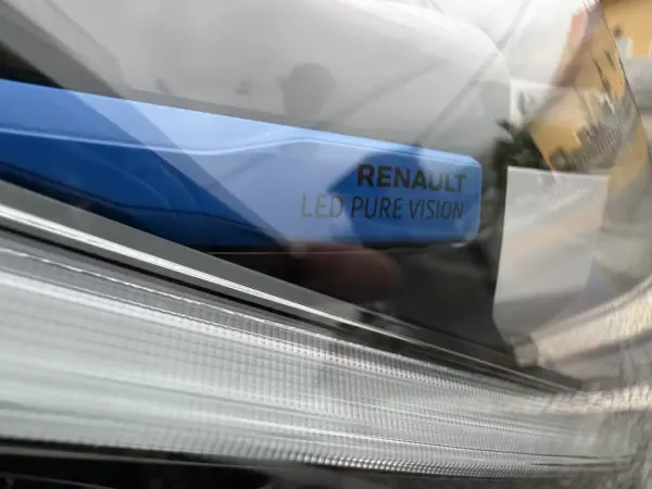 Renault Zoe 2020 - 25500 EUR, 30800 km - AUTO.MOTO.pt - 30800km - foto 27 de 34