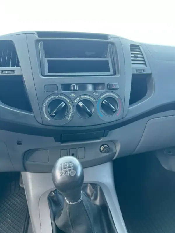 Toyota Hilux 2006 - 16500 EUR, 173266 km - AUTO.MOTO.pt - 173266km - foto 13 de 18