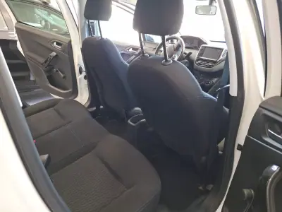 Peugeot 208 2017 - 7900 EUR, 157000 km - AUTO.MOTO.pt - 157000km - foto 7 de 15