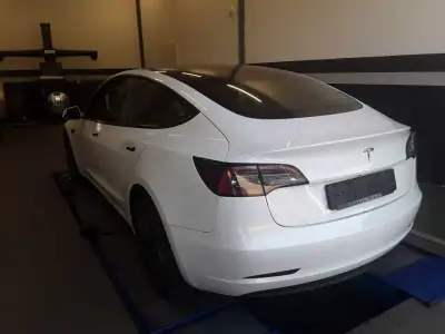 Tesla Model 3 2023 - 30900 EUR, 84802 km - foto 2 de 13