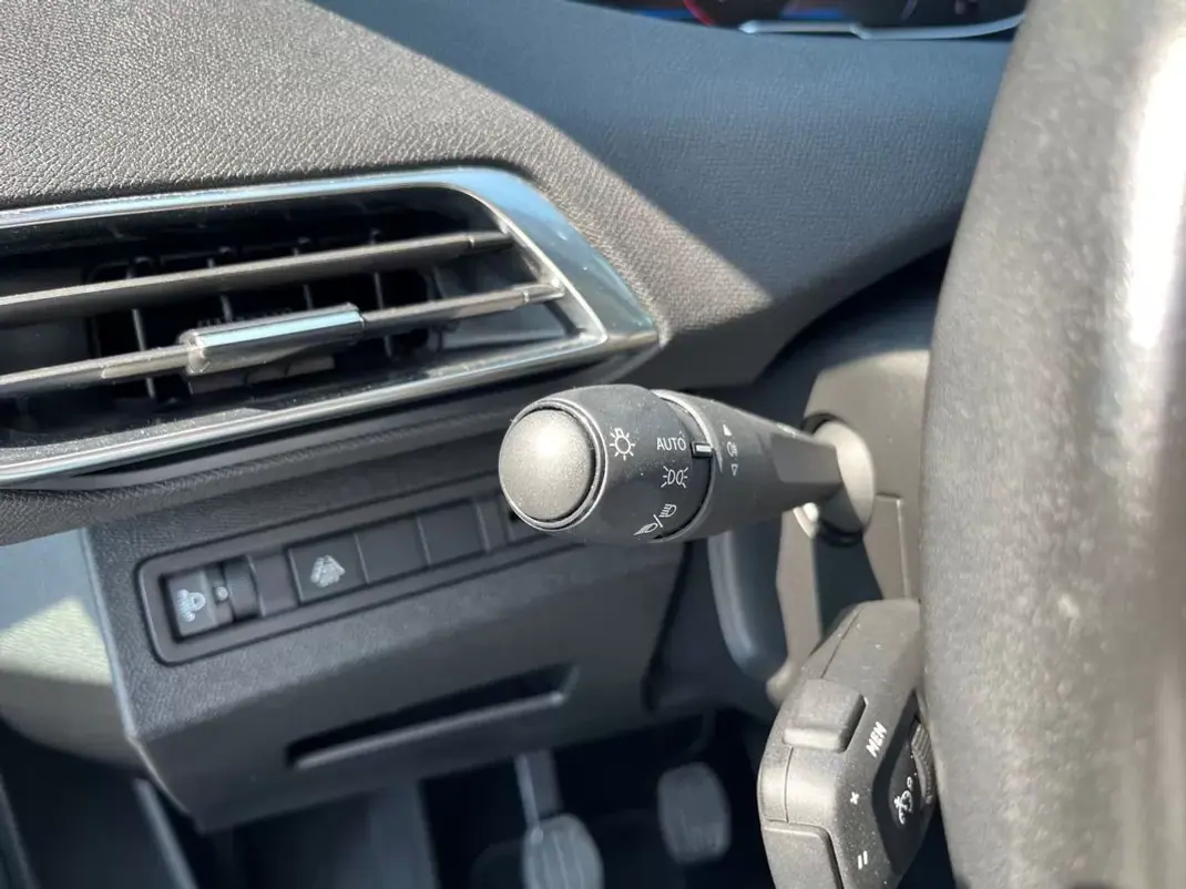 Peugeot 3008 2021 - 20490 EUR, 94000 km - AUTO.MOTO.pt - 94000km - foto 13 de 27