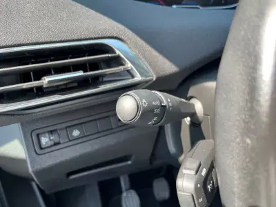 Peugeot 3008 2021 - 20490 EUR, 94000 km - AUTO.MOTO.pt - 94000km - foto 13 de 27