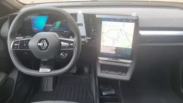 Renault Mégane E-Tech 2024 - 39000 EUR, 15500 km - AUTO.MOTO.pt - 15500km - foto 14 de 33