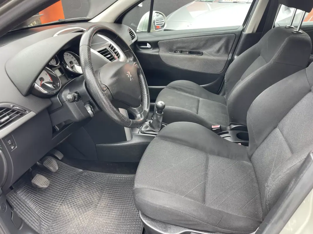 Peugeot 207 2006 - 4950 EUR, 248861 km - AUTO.MOTO.pt - 248861km - foto 8 de 12