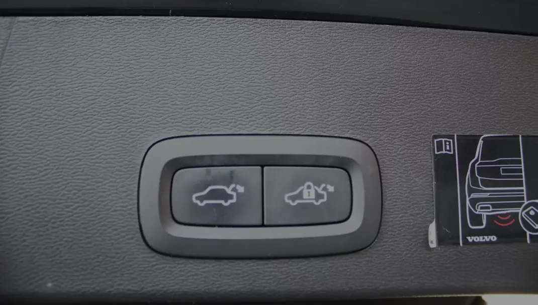 Volvo XC 40 2022 - 26000 EUR, 124000 km - AUTO.MOTO.pt - 124000km - foto 8 de 28