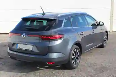 Renault Mégane Sport Tourer 2021 - 14490 EUR, 95250 km - AUTO.MOTO.pt - 95250km - foto 2 de 10