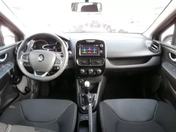 Renault Clio Sport Tourer 2019 - 10600 EUR, 193571 km - AUTO.MOTO.pt - 193571km - foto 12 de 29