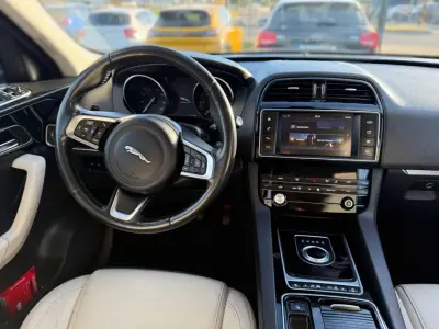 Jaguar F-Pace 2017 - 24900 EUR, 184000 km - AUTO.MOTO.pt - 184000km - foto 11 de 19