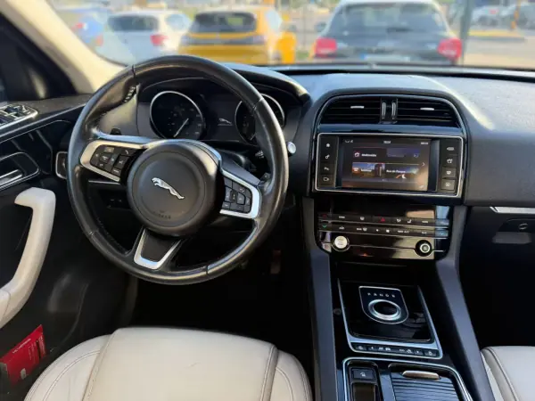 Jaguar F-Pace 2017 - 24900 EUR, 184000 km - AUTO.MOTO.pt - 184000km - foto 11 de 19