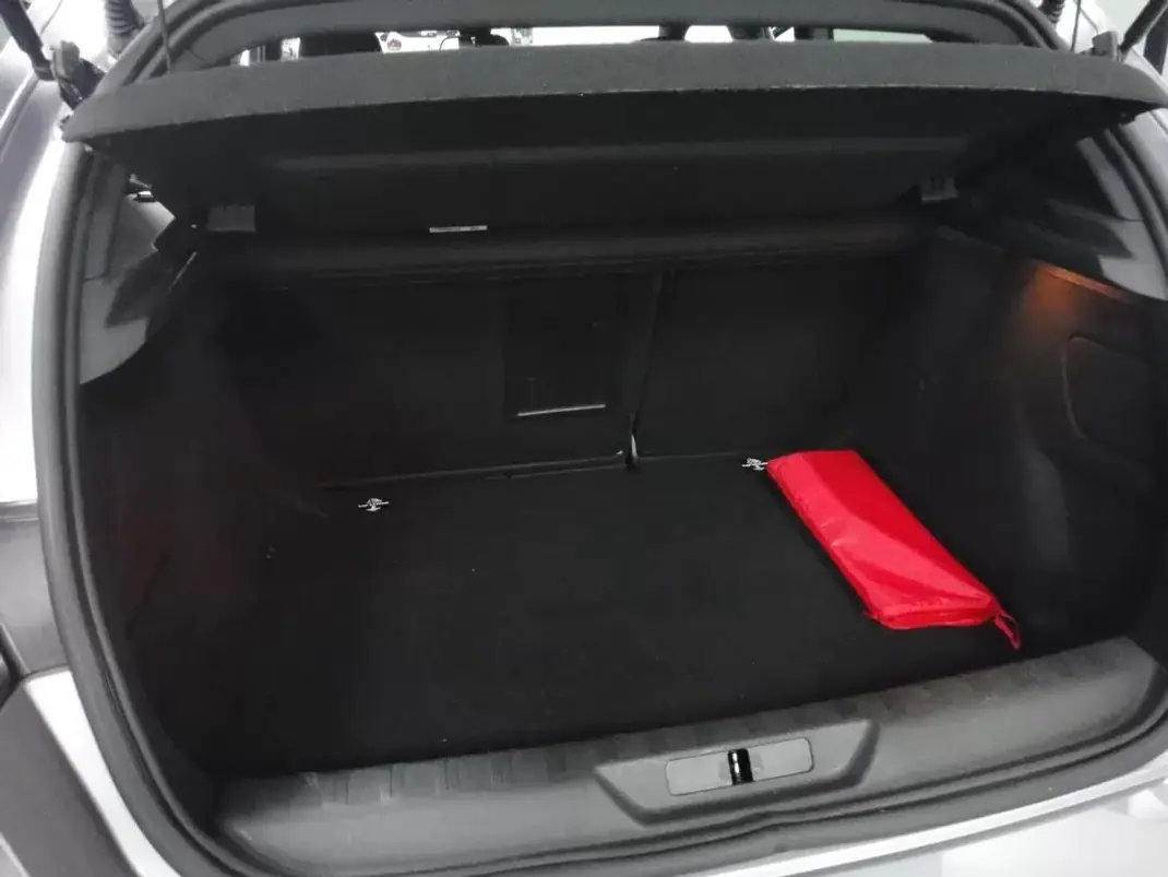 Peugeot 308 2020 - 14990 EUR, 60000 km - AUTO.MOTO.pt - 60000km - foto 18 de 33