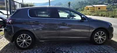 Peugeot 308 2015 - 9500 EUR, 180000 km - AUTO.MOTO.pt - 180000km - foto 17 de 20