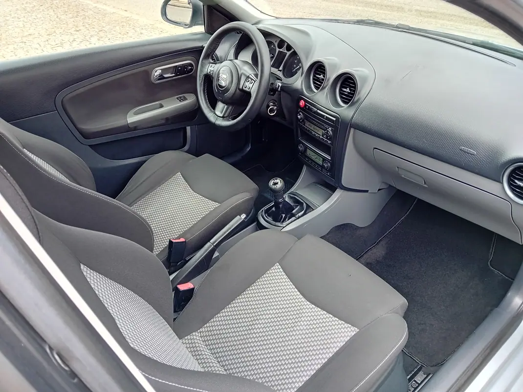 SEAT Ibiza 2008 - 3750 EUR, 189000 km - AUTO.MOTO.pt - 189000km - foto 8 de 12