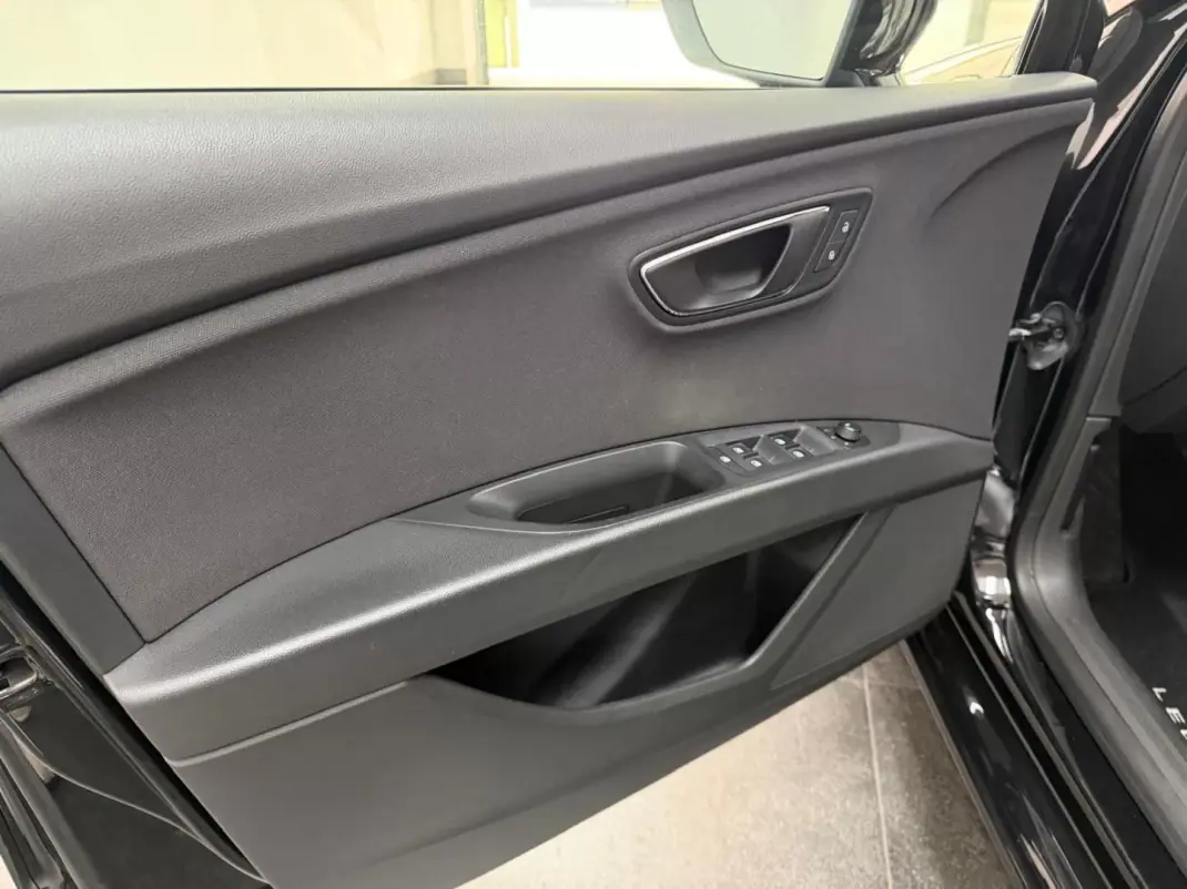 SEAT Leon ST 2016 - 9990 EUR, 214000 km - AUTO.MOTO.pt - 214000km - foto 8 de 19